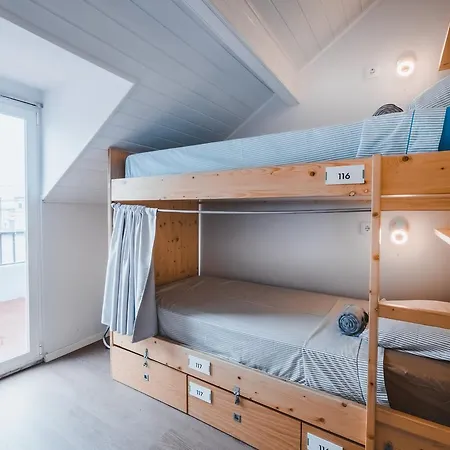 Incosta Surf House * Кошта-да-Капарика